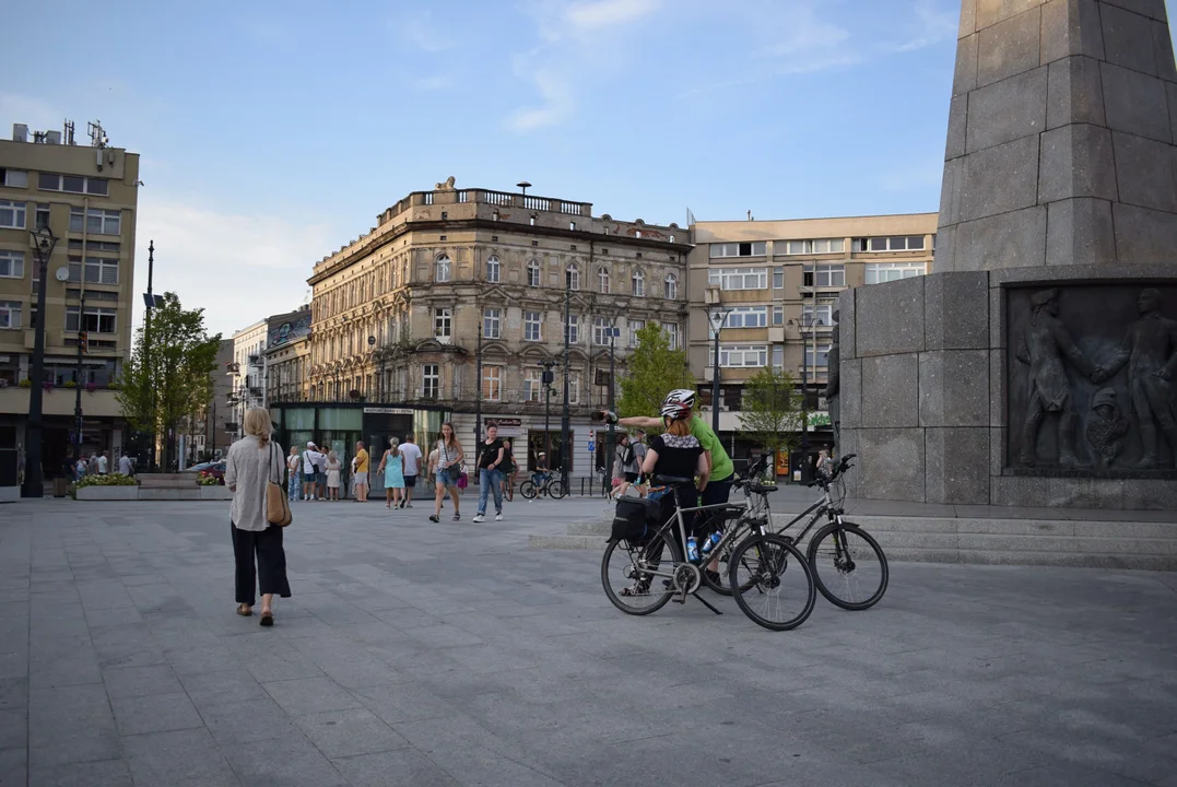 Łodzianie wypoczywają na placu Wolności