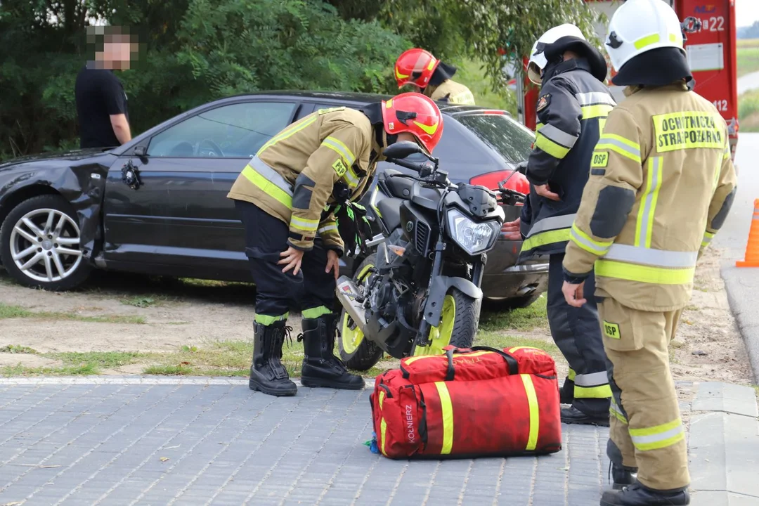 Groźnie pod Kutnem. Zderzenie osobówki z motocyklem [ZDJĘCIA] - Zdjęcie główne