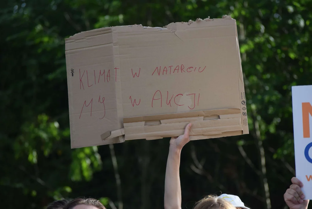 Młodzież przed składowiskiem odpadów chemicznych w Zgierzu