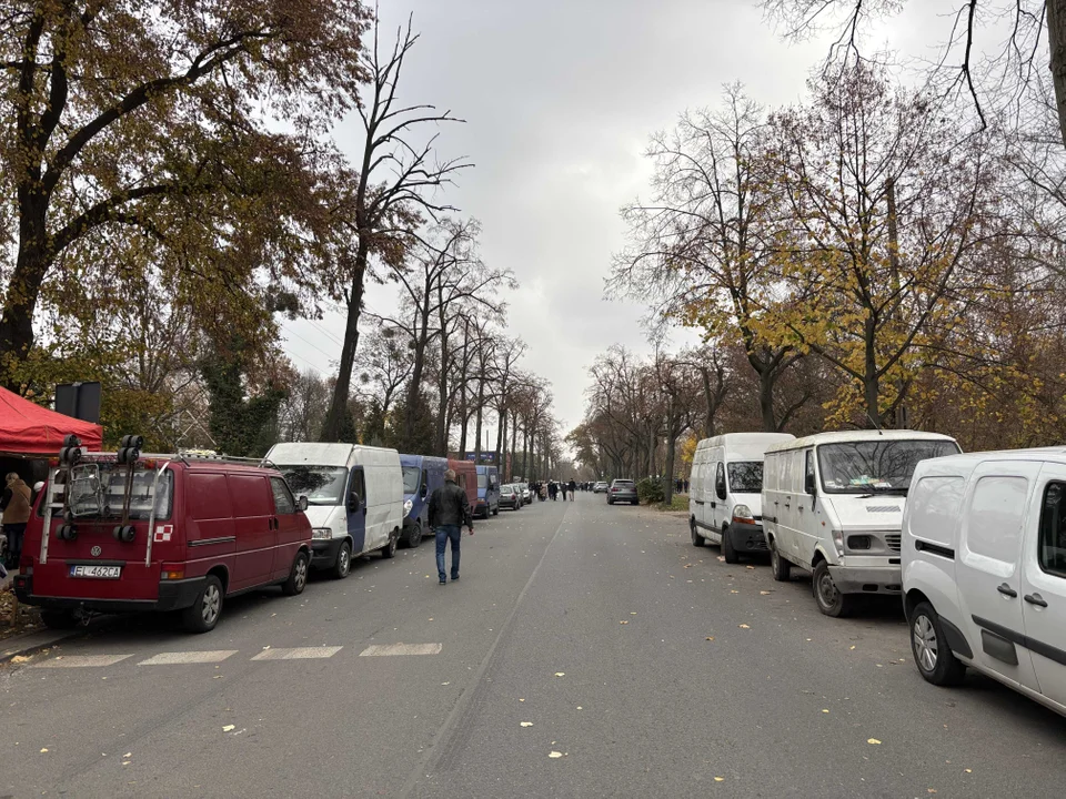 Korki w okolicach cmentarza na Dołach