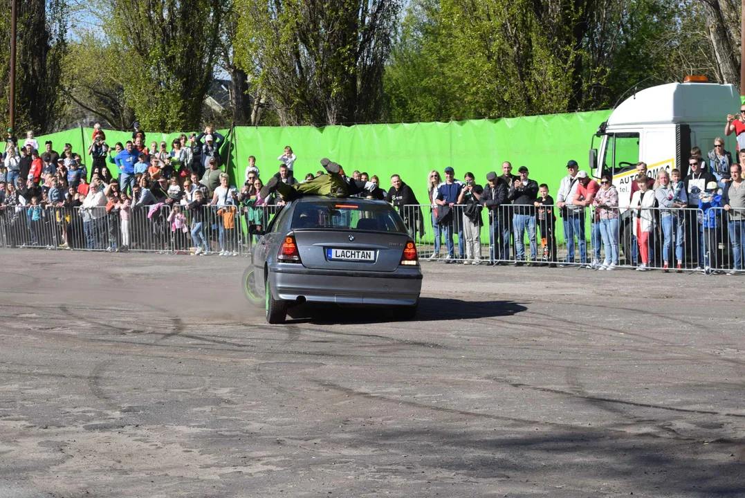 Giganty na czterech kołach zrobiły duże show! Widowiskowy pokaz monster trucków