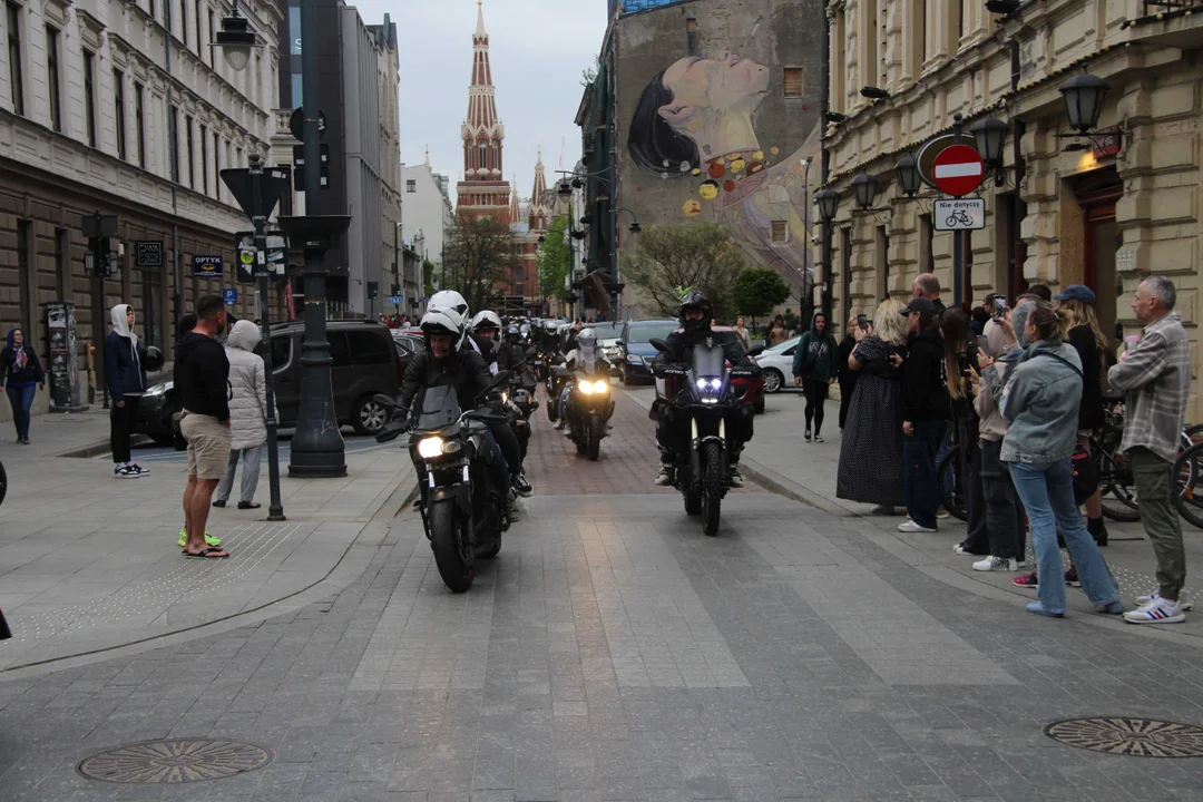 Wielka parada motocyklowa na ulicy Piotrkowskiej w Łodzi