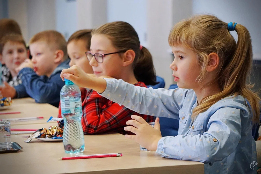 Uczniowie SP nr 2 w Kutnie odwiedziły Urząd Miasta. Spotkały się z prezydentem i strażnikami miejskimi