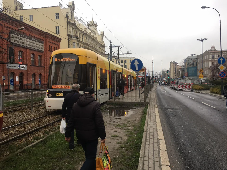 Tramwaje stanęły na Zachodniej. Pasażerowie musieli iść ulicą „To jest jakiś cyrk”