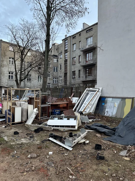 Podwórko w centrum Łodzi tonie w śmieciach. Nie jest to jednak dzikie wysypisko