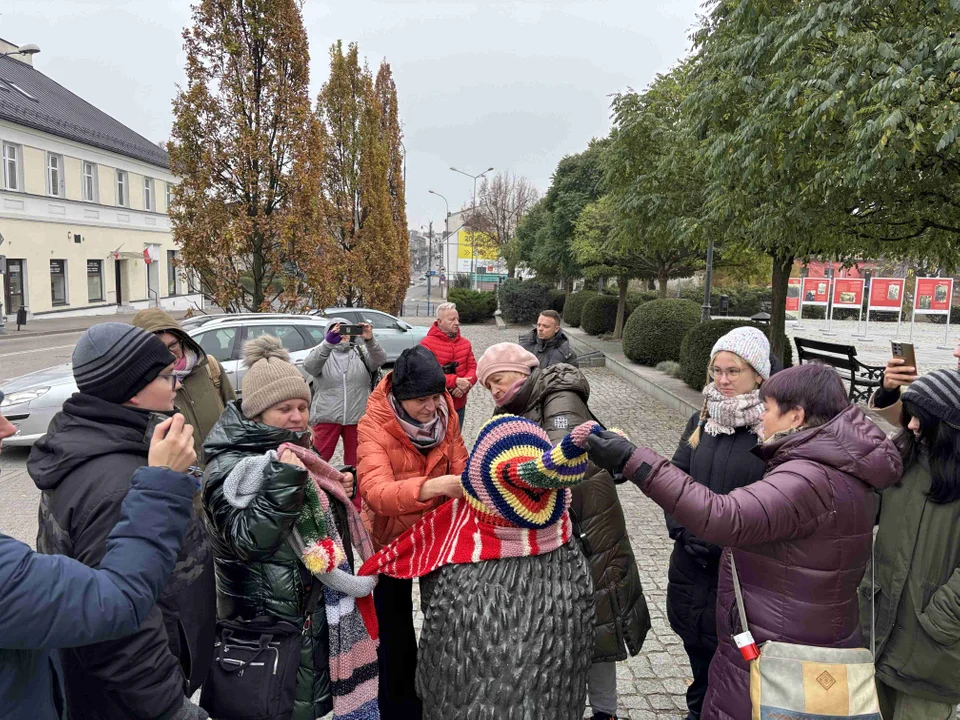 Pomnik w centrum miasta udekorowany przez grupę „Zamontanki”