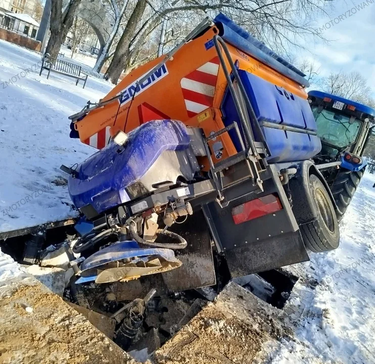 Dziura w Parku Staromiejskim. Pod ciągnikiem odśnieżającym alejkę zarwała się płyta! [FOTO] - Zdjęcie główne
