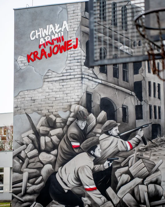 Chwała Armii Krajowej. Na budynku XXXIII LO w Łodzi pojawił się patriotyczny mural