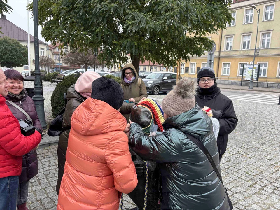 Pomnik w centrum miasta udekorowany przez grupę „Zamontanki”