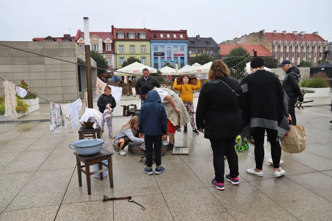 Centrum Kutna tętni życiem. Na mieszkańców czeka m.in. Teatr Wagabunda i wystawa samochodów