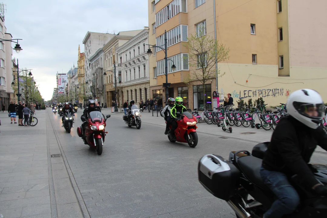 Wielka parada motocyklowa na ulicy Piotrkowskiej w Łodzi