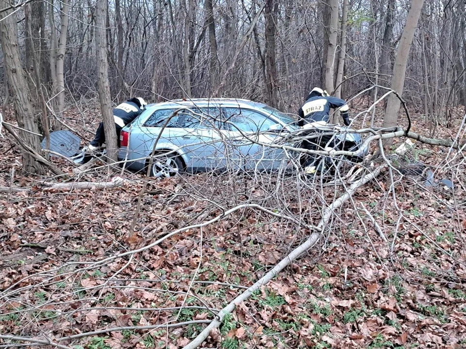 Stracił panowanie nad autem i wpadł w drzewa. Na miejsce wezwano pogotowie [FOTO] - Zdjęcie główne