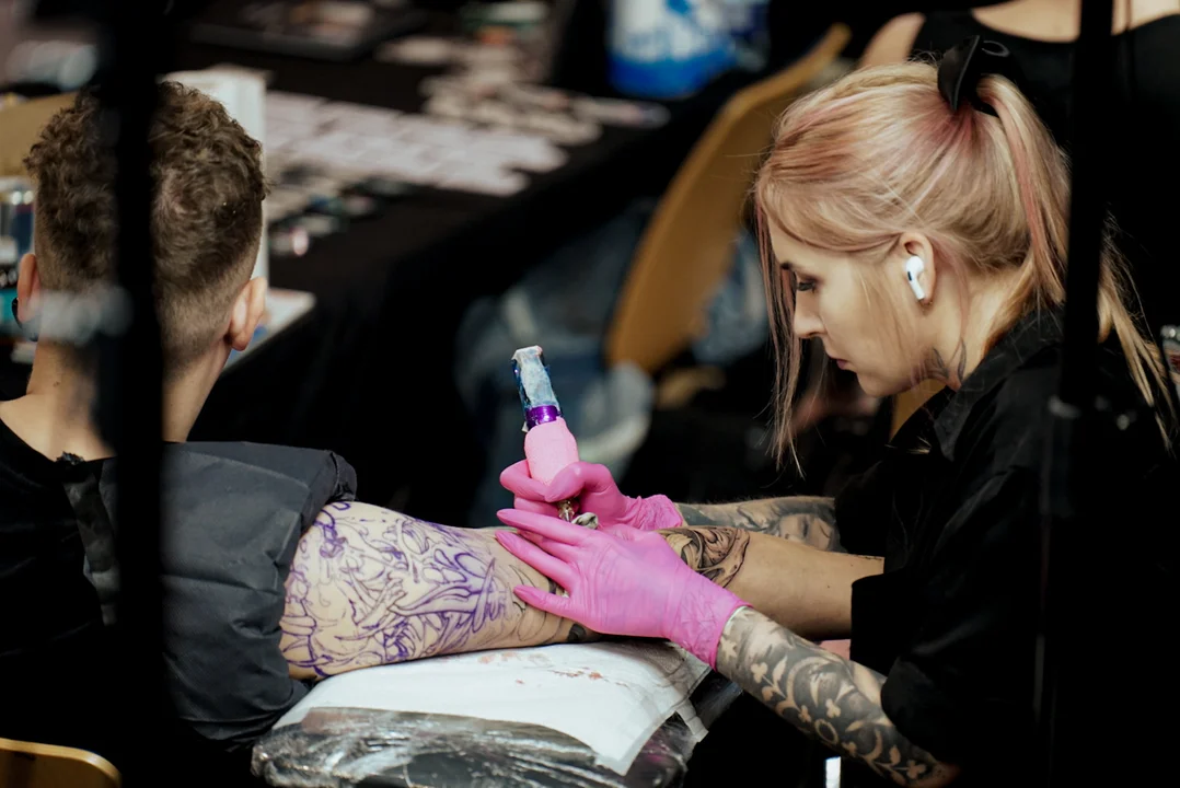 Łódź Tattoo Konwent w Atlas Arenie, wielu łodzian z nowymi dziarkami.