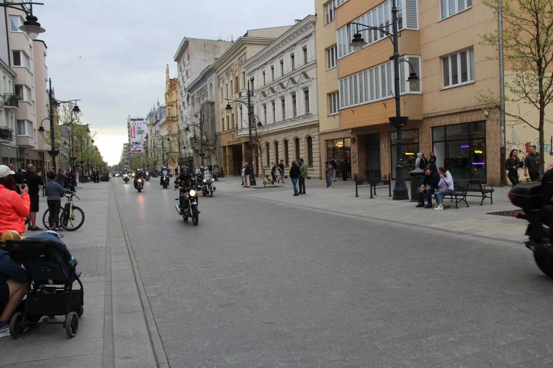 Wielka parada motocyklowa na ulicy Piotrkowskiej w Łodzi