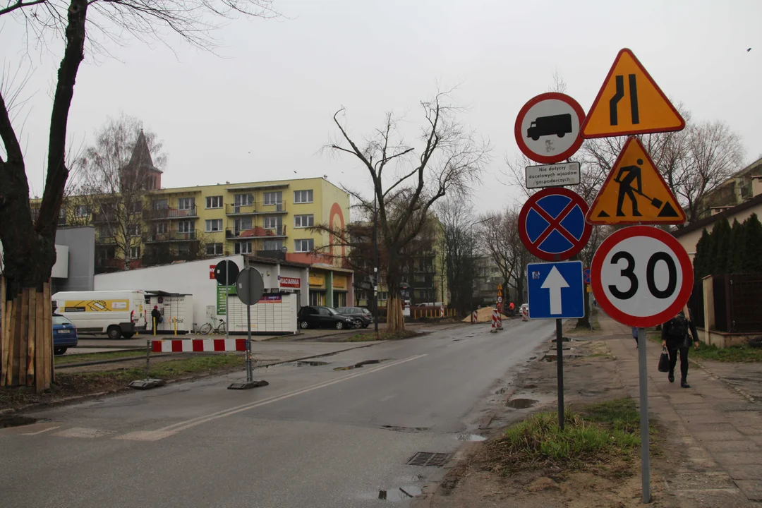 Utrudnienia dla pieszych i podróżnych MPK Łódź na Lutomierskiej