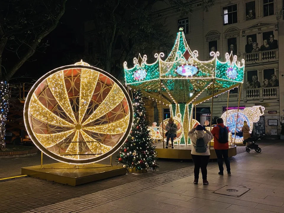 Nowa iluminacja na Piotrkowskiej. Ulica już gotowa na święta [zdjęcia] - Zdjęcie główne