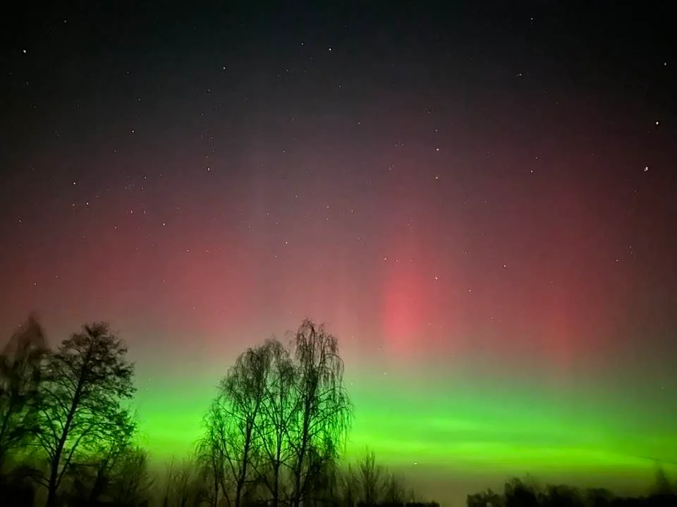 Niecodzienne zjawisko nad woj. łódzkim. Zorza polarna rozświetliła niebo (ZDJĘCIA) - Zdjęcie główne