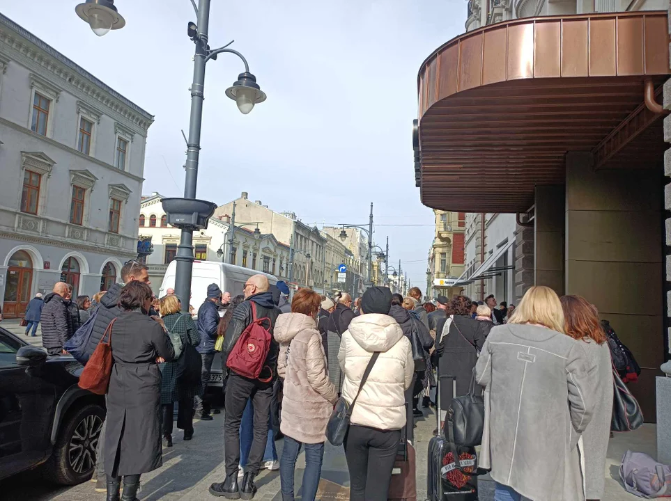 Tłum fanów pod Grand Hotelem w Łodzi
