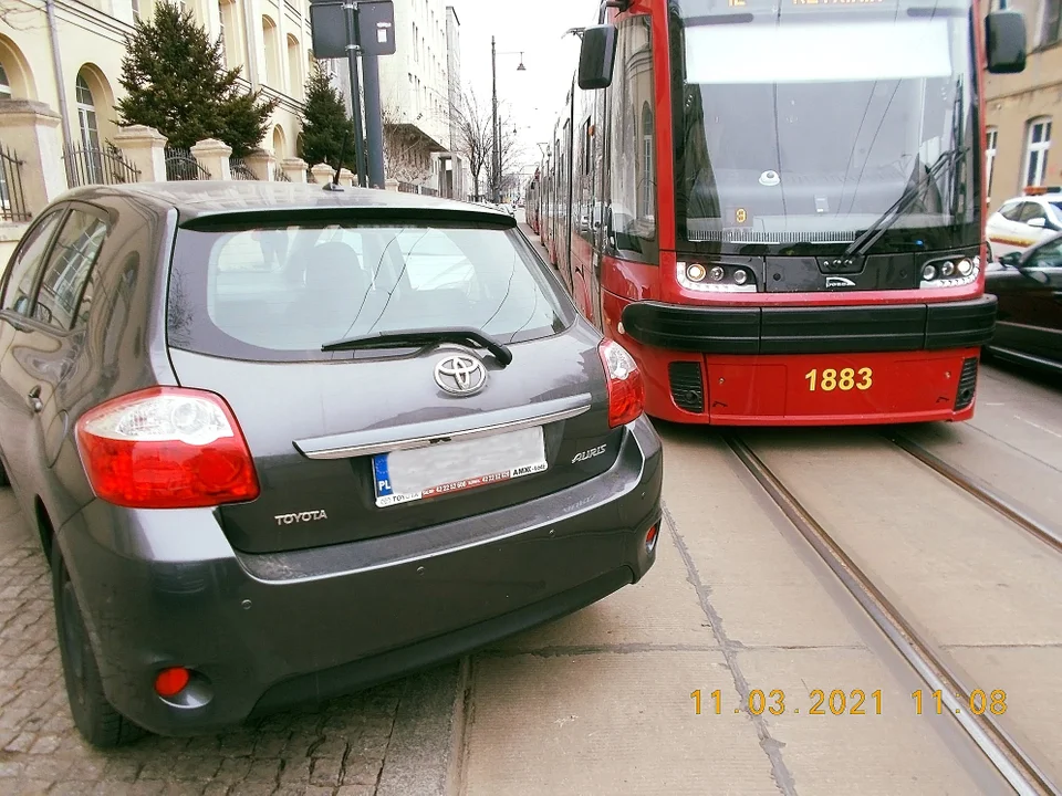 Nieprawidłowe parkowanie na torowisku - tramwaje MPK Łódź mają problem z przejazdem w tym miejscu