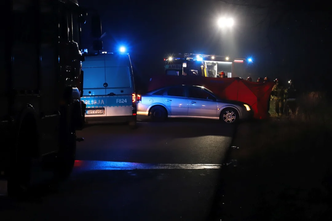 Śmiertelny wypadek pod Kutnem. Droga jest zablokowana (ZDJĘCIA) - Zdjęcie główne