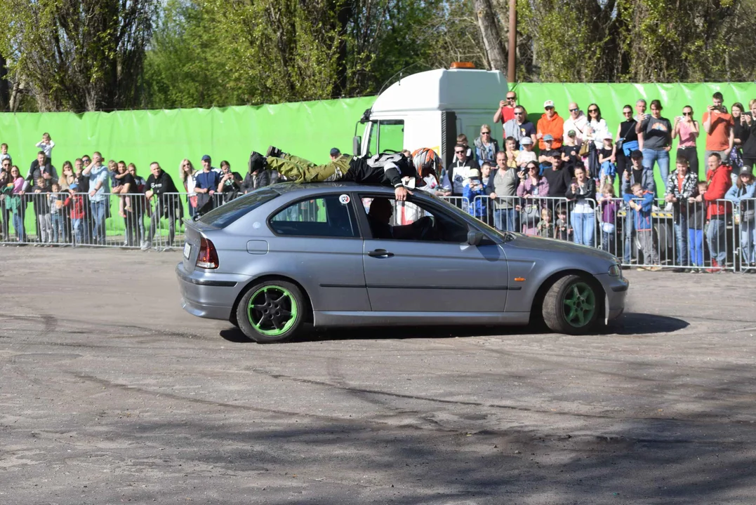 Giganty na czterech kołach zrobiły duże show! Widowiskowy pokaz monster trucków