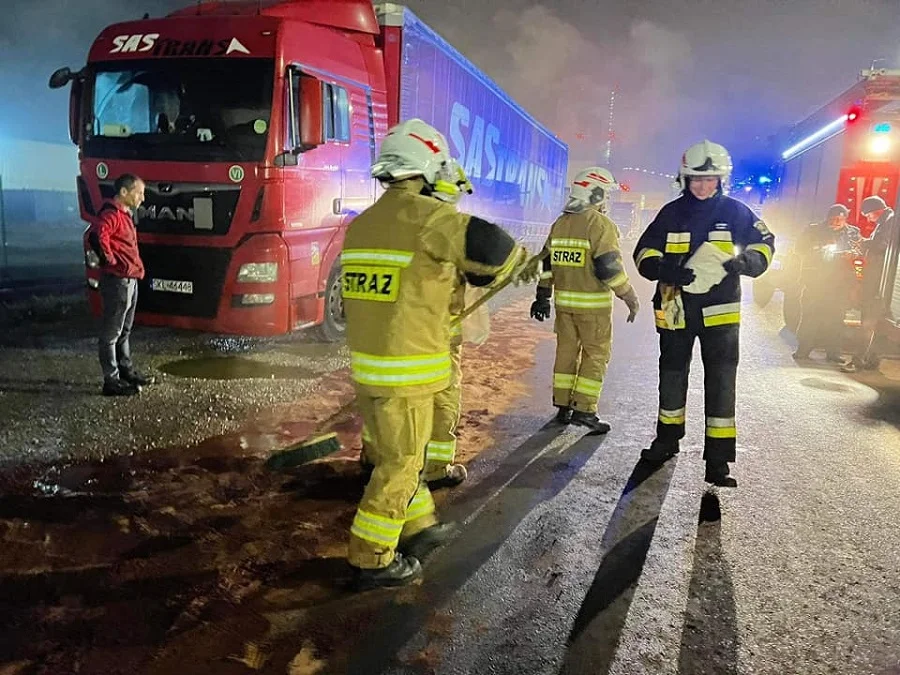 Strażacy wezwani do wycieku w Rogowcu. Co tam się wydarzyło? [FOTO] - Zdjęcie główne