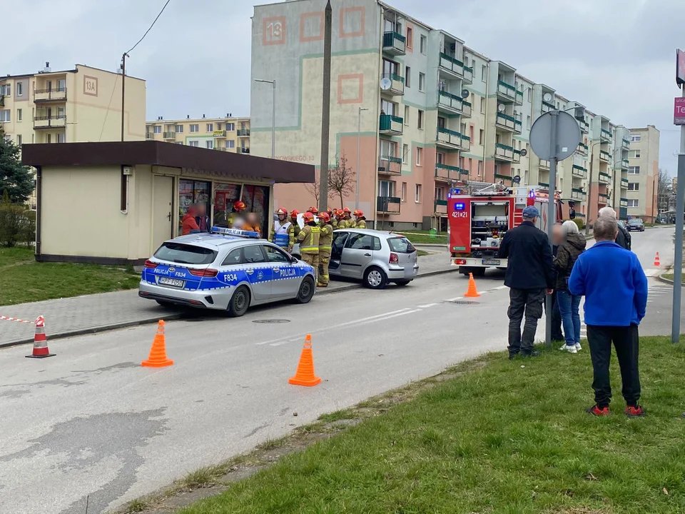 Kutno: auto wjechało w kiosk, dwie osoby poszkodowane. Trwa akcja służb [ZDJĘCIA] - Zdjęcie główne