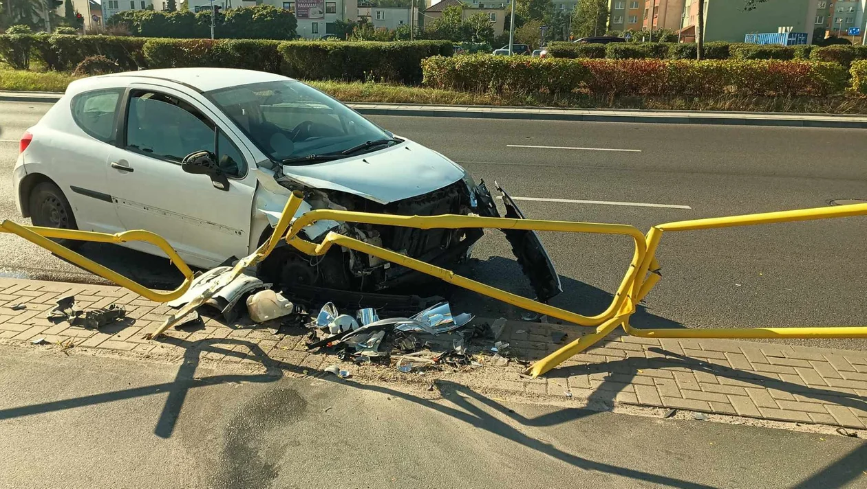 Chcąc uniknąć zderzenia wjechał w barierki. Sprawca uciekł - Zdjęcie główne