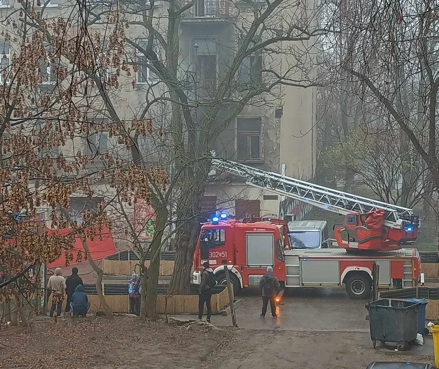 Tragiczny pożar przy Mielczarskiego w Łodzi. Nie żyje mężczyzna [ZDJĘCIA] - Zdjęcie główne