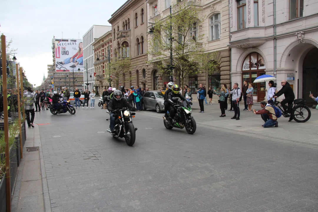 Wielka parada motocyklowa na ulicy Piotrkowskiej w Łodzi