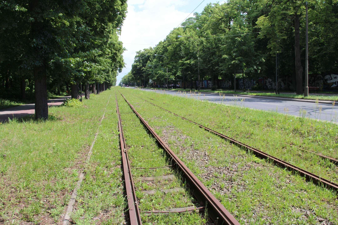 Nieczynne przystanki tramwajowe przy Konstantynowskiej