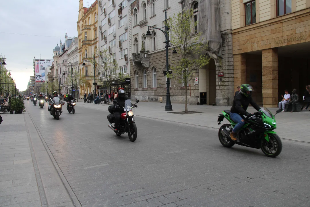 Wielka parada motocyklowa na ulicy Piotrkowskiej w Łodzi