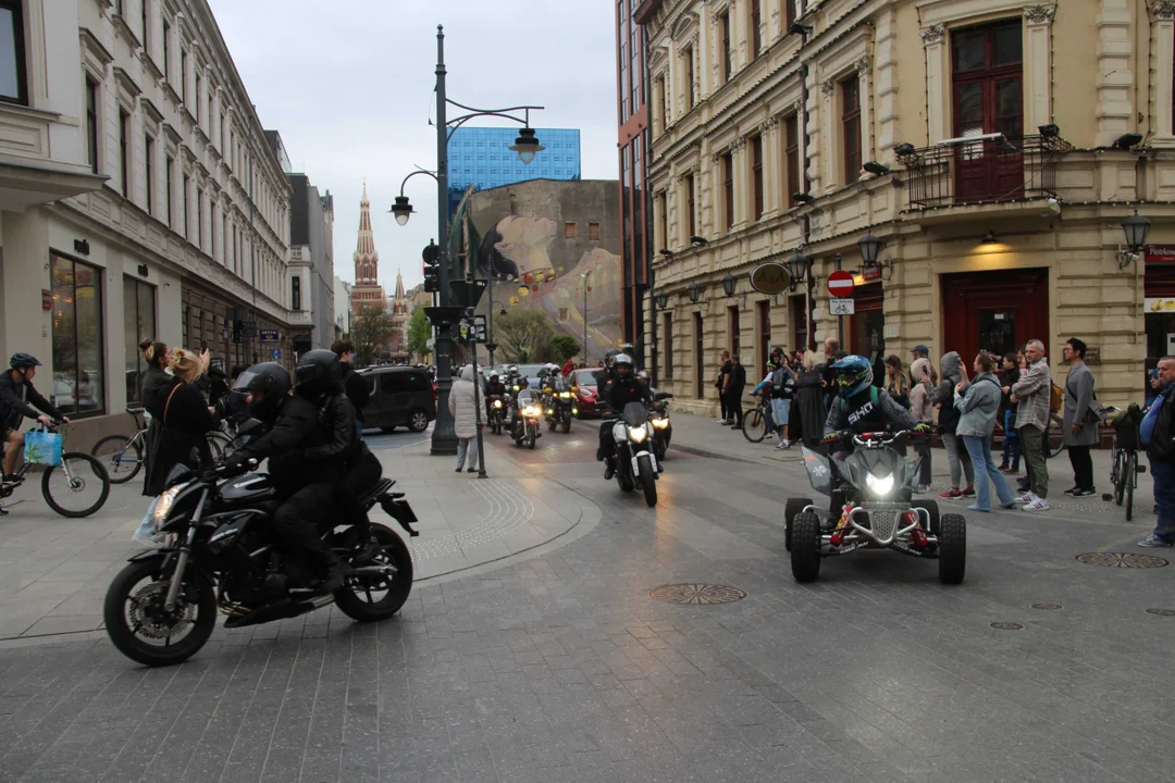 Wielka parada motocyklowa na ulicy Piotrkowskiej w Łodzi