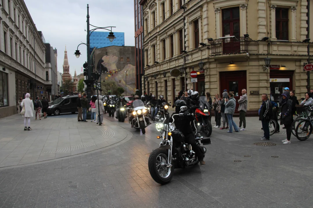 Wielka parada motocyklowa na ulicy Piotrkowskiej w Łodzi