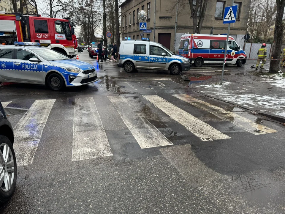 Wypadek w Łódzkiem. W Pabianicach zderzyły się samochód osobowy i pojazd transportu medycznego, 03.01.2024 r.