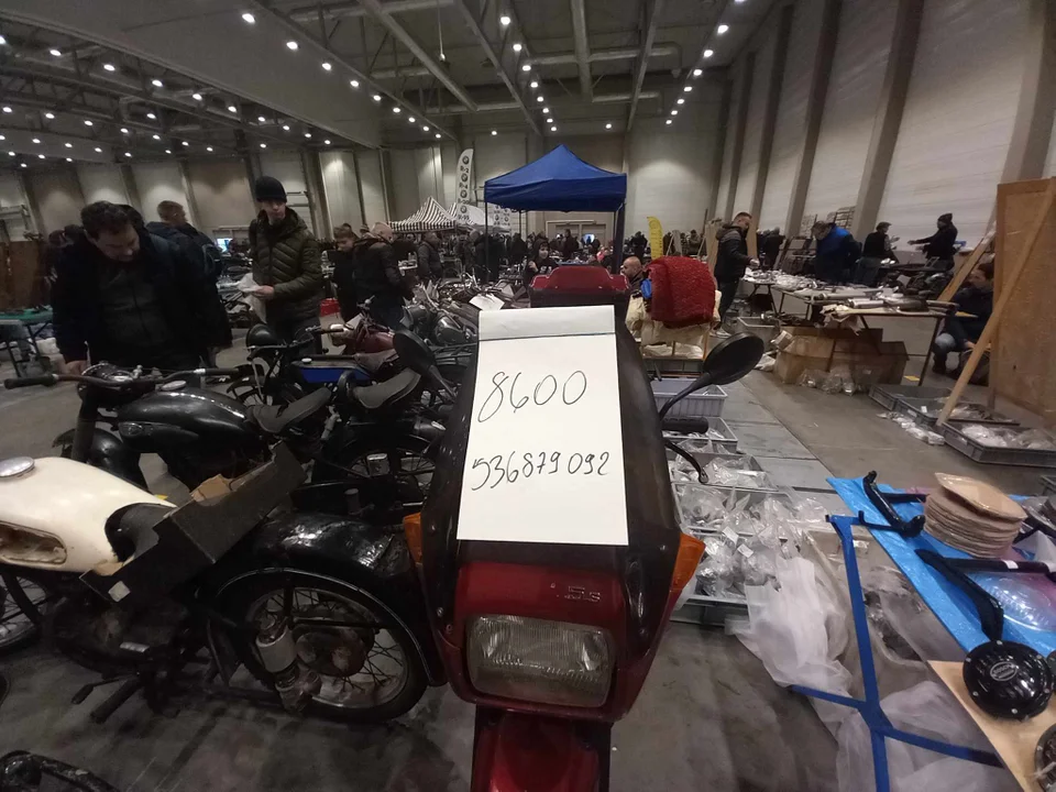 Tłumy Łodzian na Moto Weteran Bazar w Łodzi. Motocykle, broń, ubrania i starocie