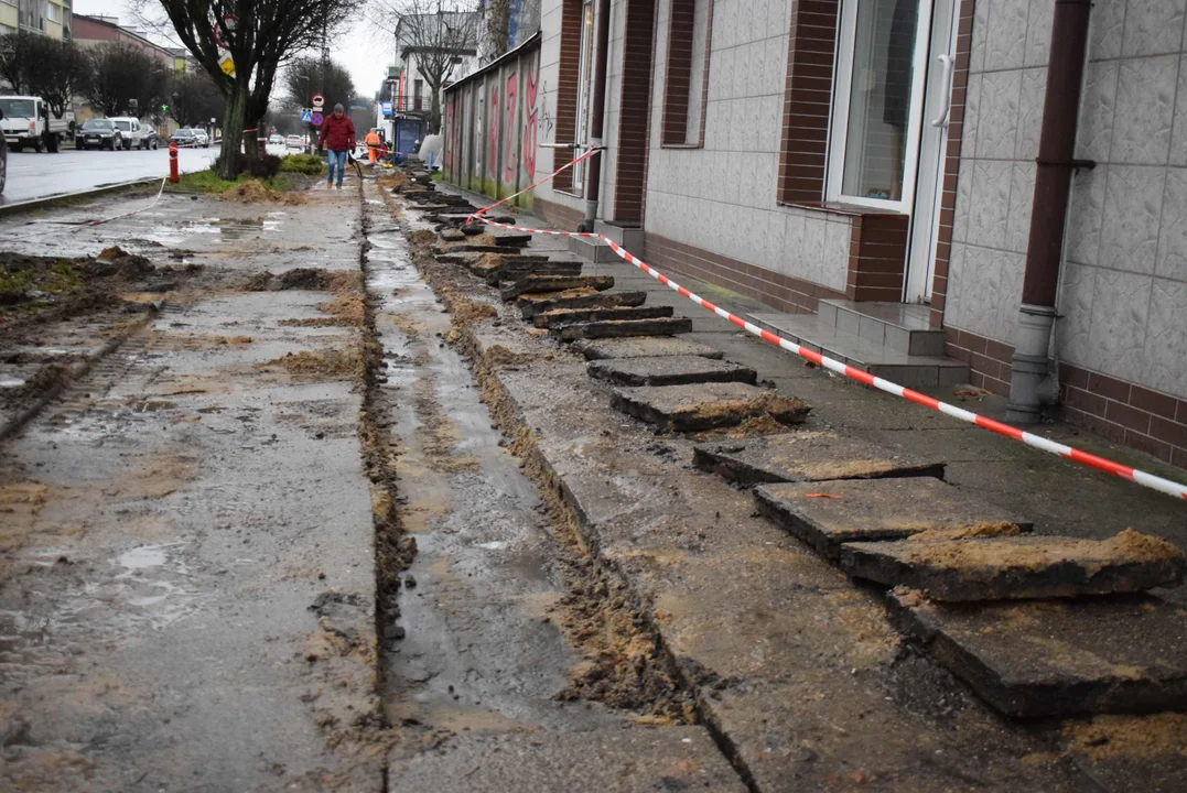 Rozłożony chodnik na ulicy Długiej