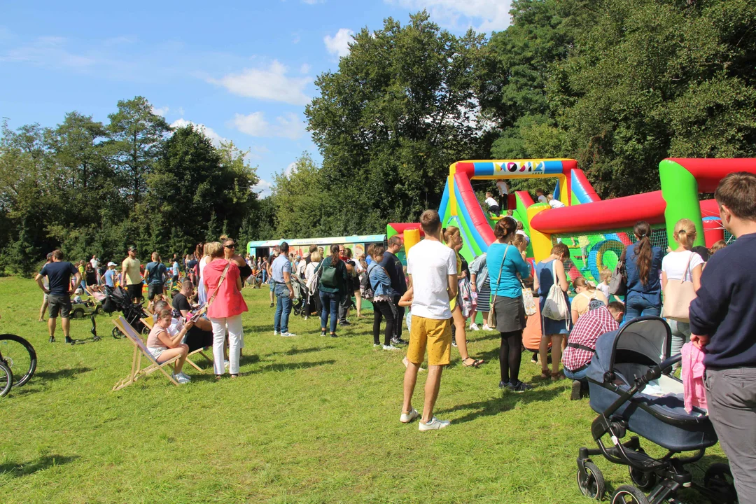 Piknik rodzinny w parku na Młynku w Łodzi