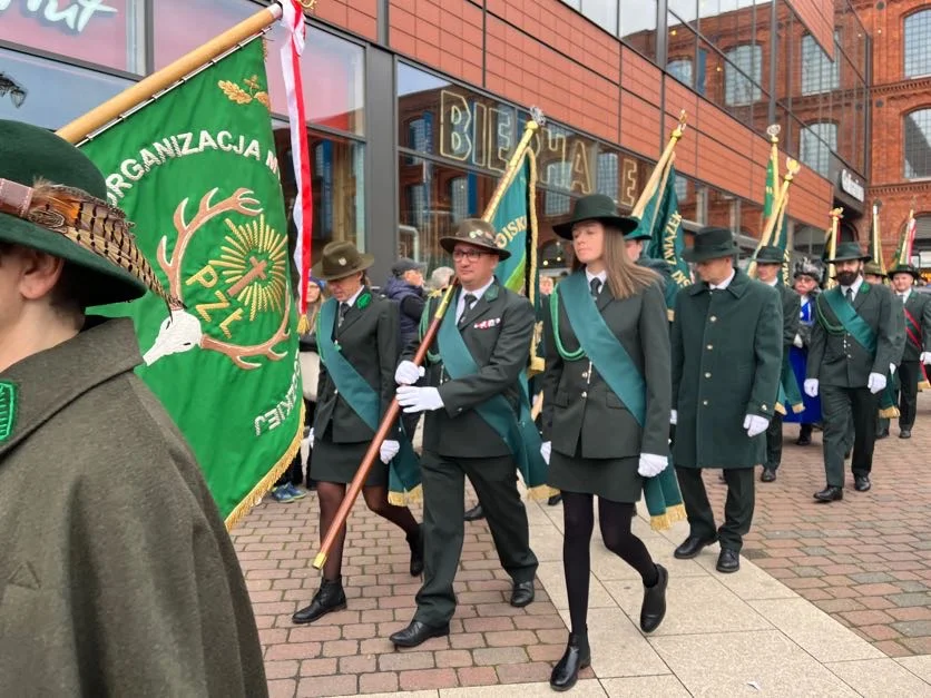 Obchody Święta Niepodległości w Łodzi na rynku Manufaktury