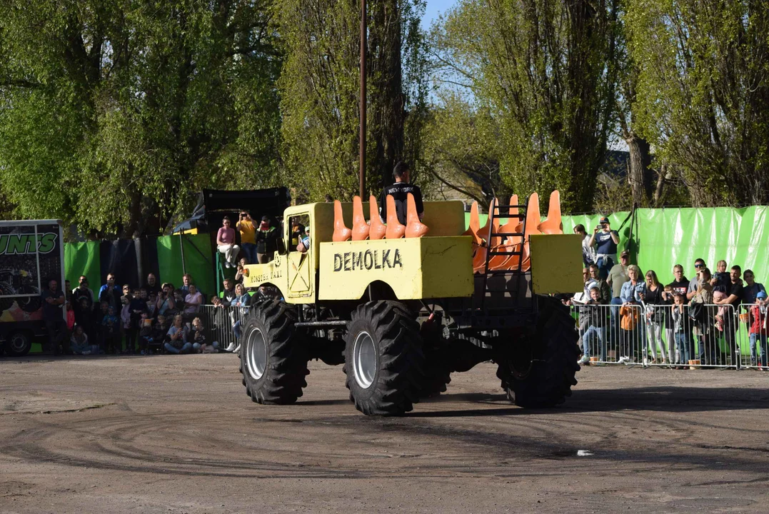 Giganty na czterech kołach zrobiły duże show! Widowiskowy pokaz monster trucków