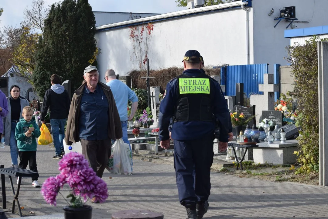 Łodzianie przygotowują groby bliskich do Wszystkich Świętych