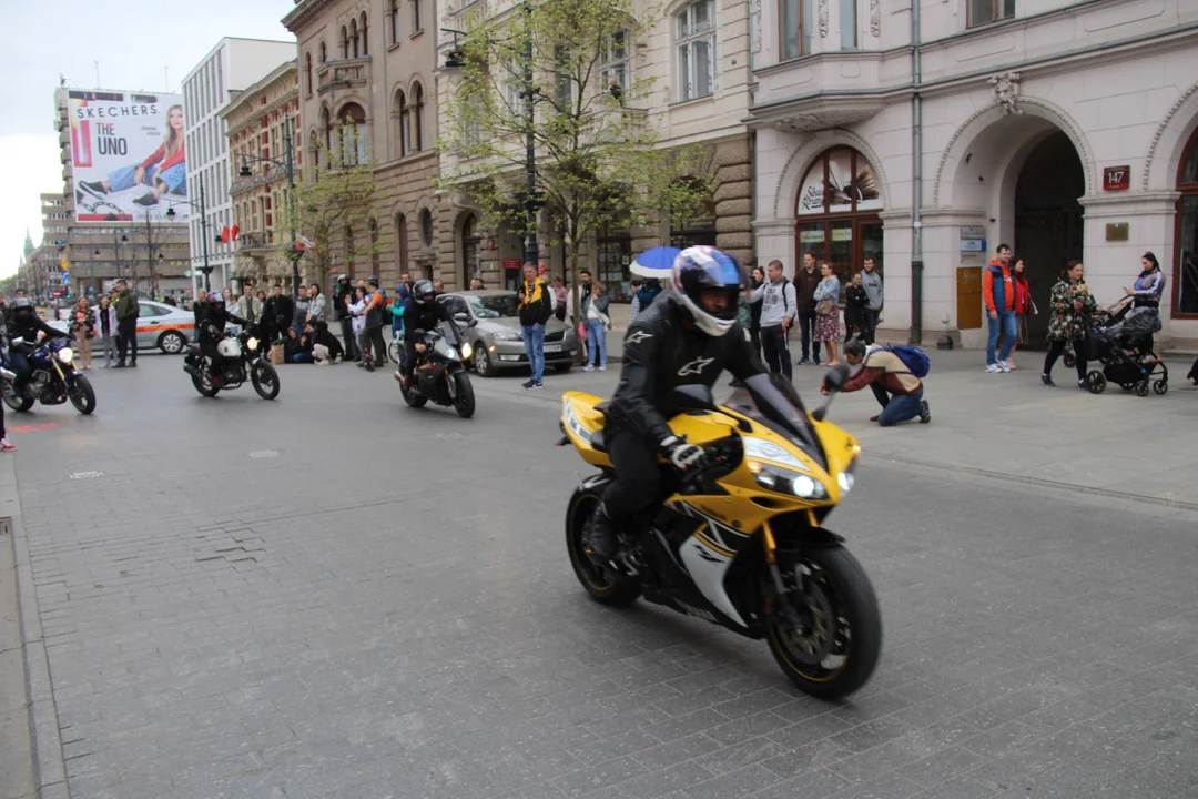 Wielka parada motocyklowa na ulicy Piotrkowskiej w Łodzi