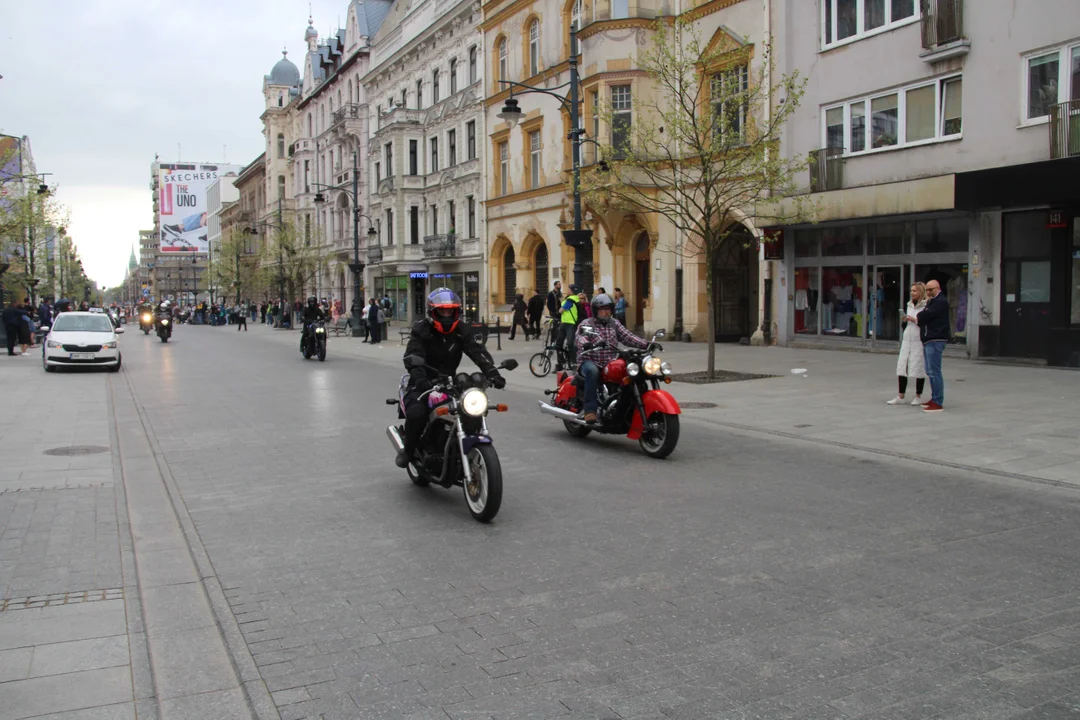 Wielka parada motocyklowa na ulicy Piotrkowskiej w Łodzi