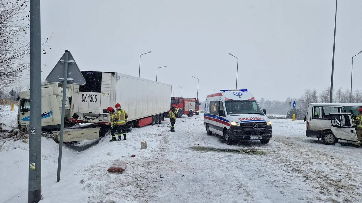 Wypadek w Strykowie. Zderzenie samochodu ciężarowego z samochodem dostawczym.