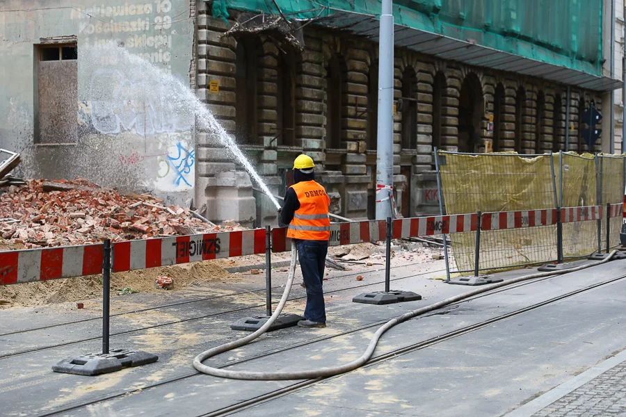 Kamienica przy Kilińskiego 49, w końcu, zostanie zburzona. Wiemy kiedy wrócą tramwaje