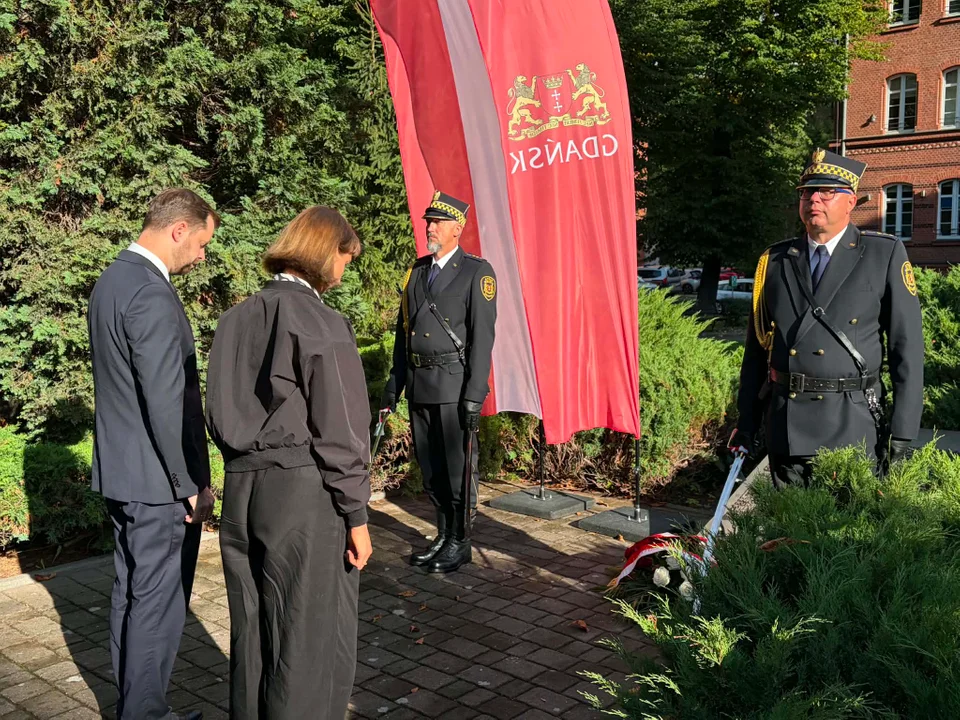 Gdańsk pamięta o polskich nauczycielach. Złożono wieńce i zapalono znicze