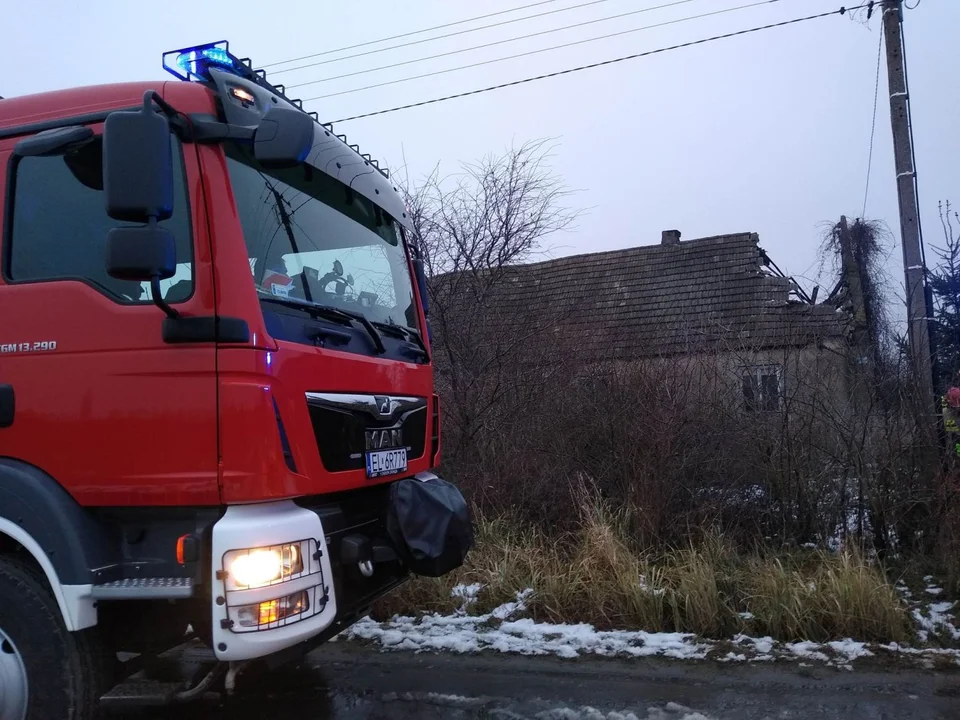 W miejscowości Bielawki w jednym z domów zawalił się dach. Służby zabezpieczają budynek