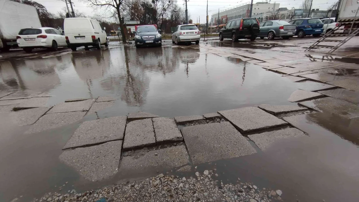 Z jednej strony piękny i wyremontowany, z drugiej - dziury, połamane płyty i wielkie kałuże. Tak wyglądają parkingi przy Górniaku [ZDJĘCIA] - Zdjęcie główne