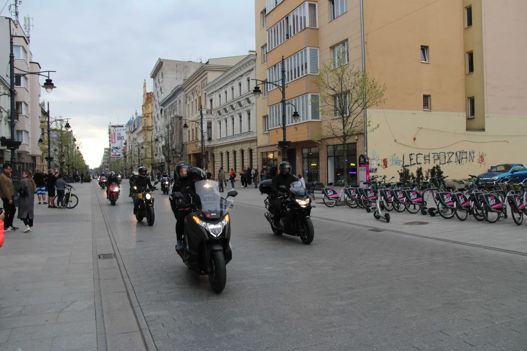 Wielka parada motocyklowa na ulicy Piotrkowskiej w Łodzi