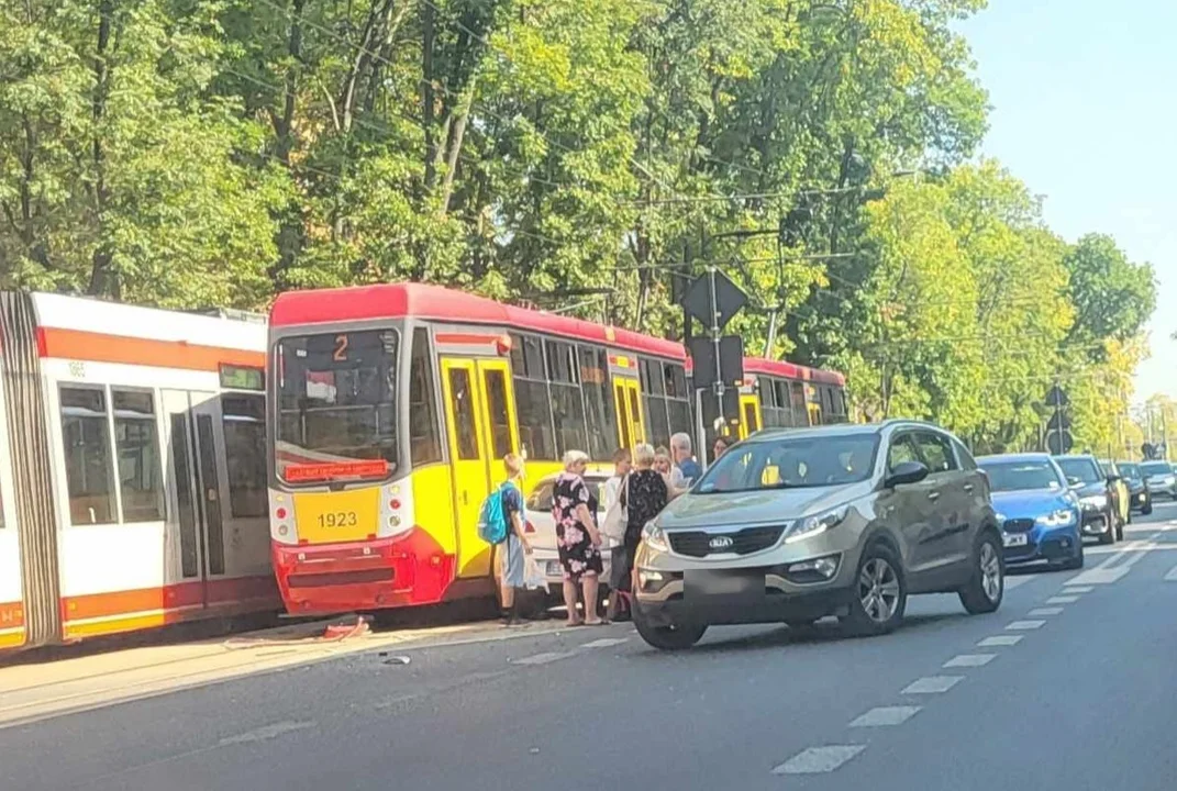 Na łódzkiej Dąbrowie samochód wjechał w tramwaj MPK. Składy skierowano na objazdy [ZDJĘCIA] - Zdjęcie główne